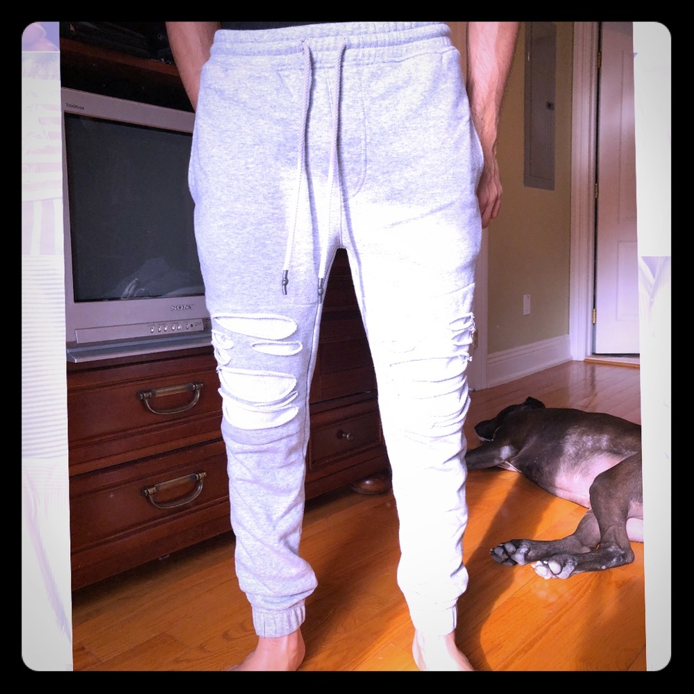 Ripped grey joggers ✳️